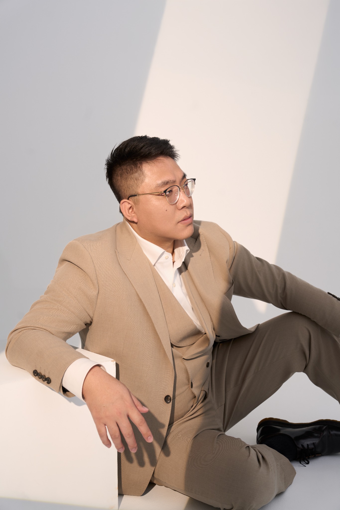 姚軼凡穿著淺色西裝的專業形象照